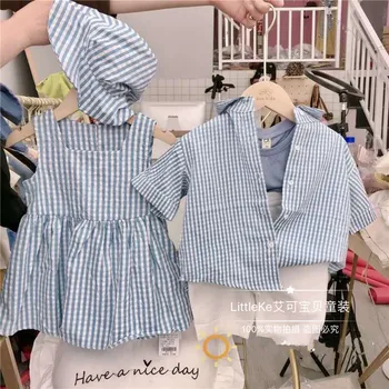 Otrok prugasta brat in sestra nositi moško dete, črtasto majico in hlače, dvodelne dekle lutka obleko, klobuk obleko