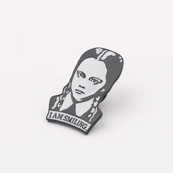 Addams family broška sem Nasmejan Emajl pin Nasmejano dekle z pletenice značko slika nakit Dodatki Punk Zabavno Darilo Debelo
